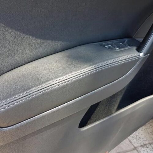 Tapizado de cuero VW Golf 2017 04 Tapizado cuero negro y costuras claras VW Golf 2017